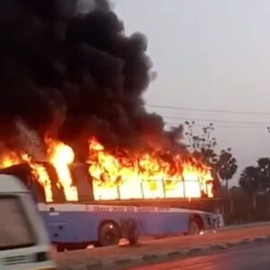 चलती हुई बस में लगी भयंकर आग 